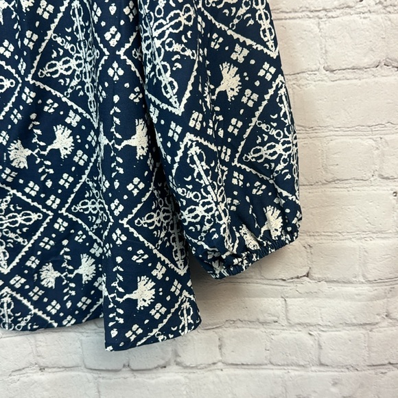 BloomChic Blue & White Print V Neck Button Front Lantern Sleeve Top Plus… - Picture 4 of 7